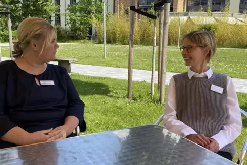 Saskia Beitelstein und Cornelia Overs sind die Leiterinnen der Tagesklinik für Kinder- und Jugendpsychiatrie – und sitzen im All