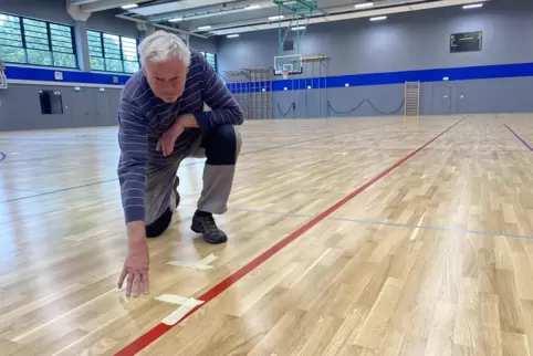 Hausmeister Lothar Schmitz hat über 70 Schadstellen am neuen Boden gefunden.