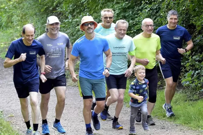 Los geht’s: die kleine Laufgruppe beim Start. Los geht’s: die kleine Laufgruppe beim Start.