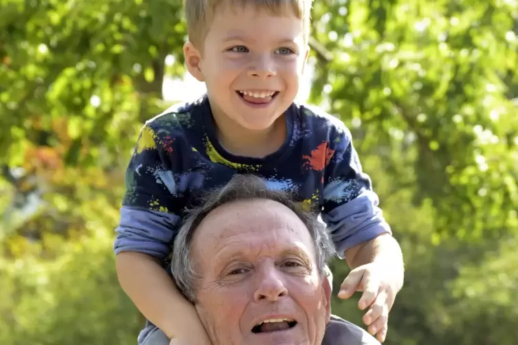 Gerd Hammel mit Enkelkind Paul.