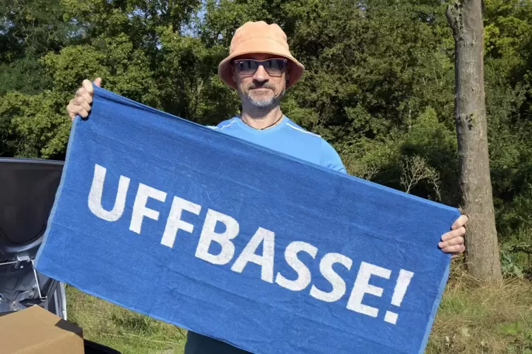 Uffbasse!-Handtuch. Redaktionsleiter Steffen Gierescher pr&auml;sentiert das Geschenk f&uuml;r die Teilnehmer.
