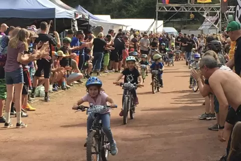 Wenn die Kleinsten sich mit ihren Rädern auf die Runde über den Sportplatz machen, ist das Zuschauerinteresse groß.