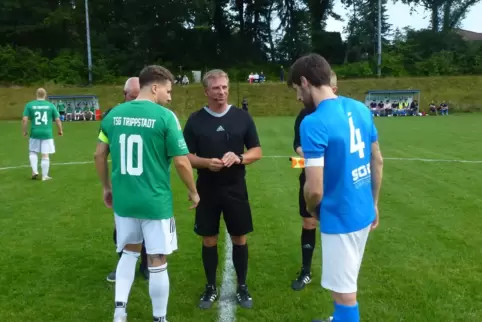 Kurz vor dem Anpfiff: Schiedsrichter Ingo Hess und Maurice Mages von der TSG Trippstadt (links) und Alexander Walter (SV Alsenbo