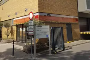 Eingang zur Weinkellerei in der Anilinstraße. Eingang zur Weinkellerei in der Anilinstraße.