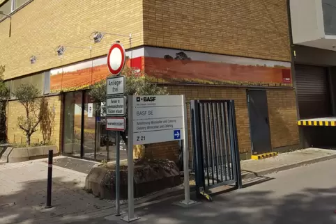 Eingang zur Weinkellerei in der Anilinstraße.