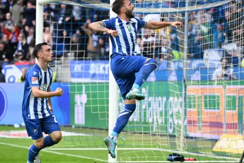 Jubel: Fabian Schleusener (rechts) hat das 1:0 für den KSC erzielt. Teamkollege Paul Nebel ballt die Faust.