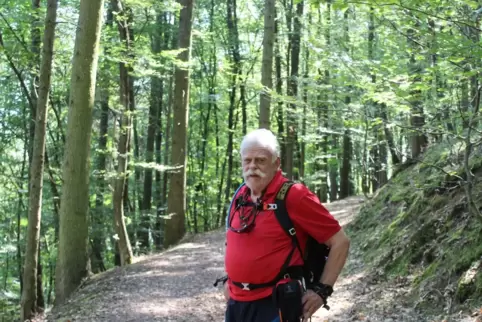 Mit vielen Geschichten und Anekdoten verschafft Wanderführer Peter Vogt auch jenen einen neuen Blick auf Wolfstein und den König