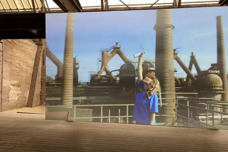 Völklingen: Paulette Penjes Videoinstallation „Blue“ zeigt die Entstehung und die Vergänglichkeit von Kunst.
