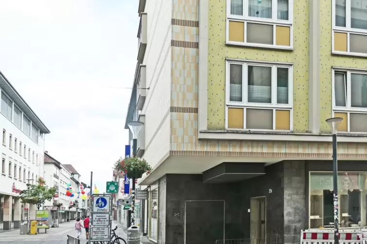 Am Fackelrondell deutet heute nichts mehr auf das Hotel hin. Die aktuelle Aufnahme zeigt das Wohn- und Gesch&auml;ftshaus. 