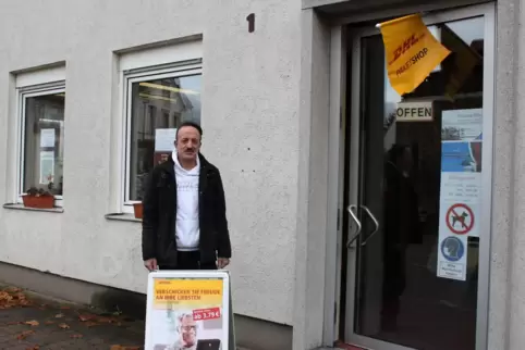 Hussam Ito beherbergt in seiner Schneiderei am Rathausplatz schon seit Ende 2021 einen Paketshop und jetzt auch die Postfiliale 
