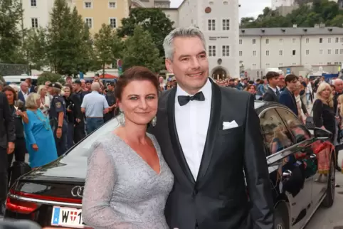 Österreichs Kanzler Karl Nehammer mit Ehefrau Katharina Ende Juli bei der Eröffnung der Salzburger Festspiele. 