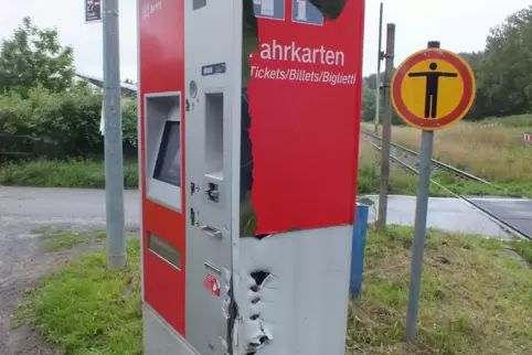 Mit schwerem Gerät gingen die Täter ans Werk. Trotzdem kamen sie an das Geld nicht heran. 