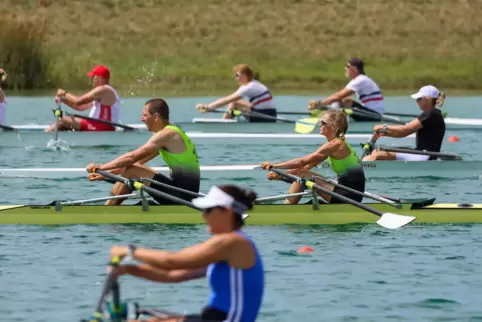 Masters-Mixed-Double der Altersklasse B. Im grünen Boot Marion Kamplade und Josef Gravenhorst. Die beiden vom Karlsruher Rheincl