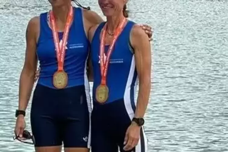 Marion Kamplade (rechts) mit Stammpartnerin Claudia Ciescholka nach dem Doppel-Zweier. 