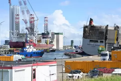 Mit sichtbaren Schäden, hat der Frachter Fremantle Highway im niederländischen Hafen Eemshaven festgemacht. Offenbar sind Inspek