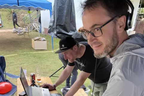 Die DJs Steffen Bergner aus Ruppertsweiler (vorne) und Kai Ruckdäschel aus Pirmasens sorgen in der gesamten Rennnacht für Musik.