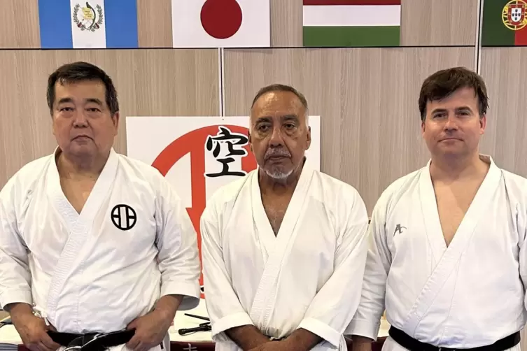 Karate-Prominenz: Soke Kenyu Mabuni (links, oberster Karateka in der Stilrichtung Shito Ryu), Carlos Molina (Mitte, Träger des 9