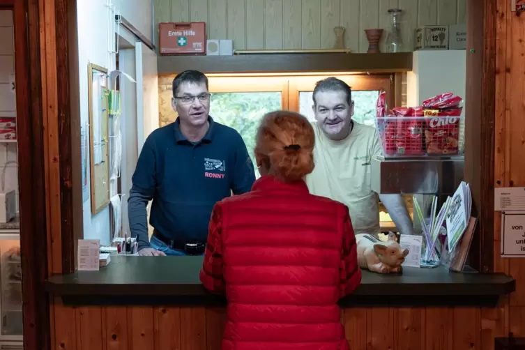  An Helfern mangelt es nicht: Ronny Faul (links) und Andreas Scherer kümmern sich auf diesem Foto um den Verkauf in der Hütte. 