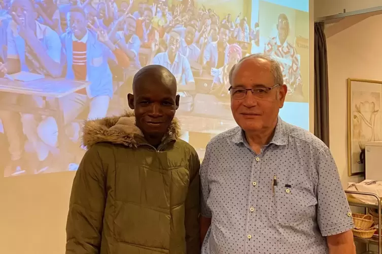 Vor einem Foto „seiner“ Schulklasse in Kolokani: Deutschlehrer Boniface Traoré (links) mit Gerold Mehrmann, dem Vorsitzenden des