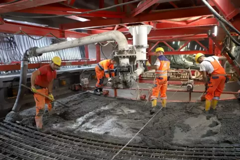 Beim Betonieren des Bodens ist vieles Handarbeit.