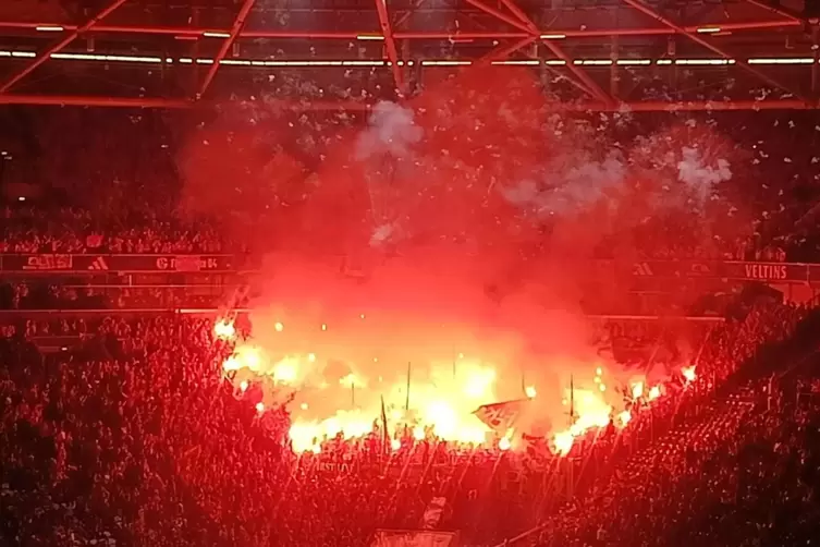 Stimmung unterm Dach: die FCK-Anh&auml;nger &uuml;berlie&szlig;en den K&ouml;nigsblauen nicht allein das Feld. 