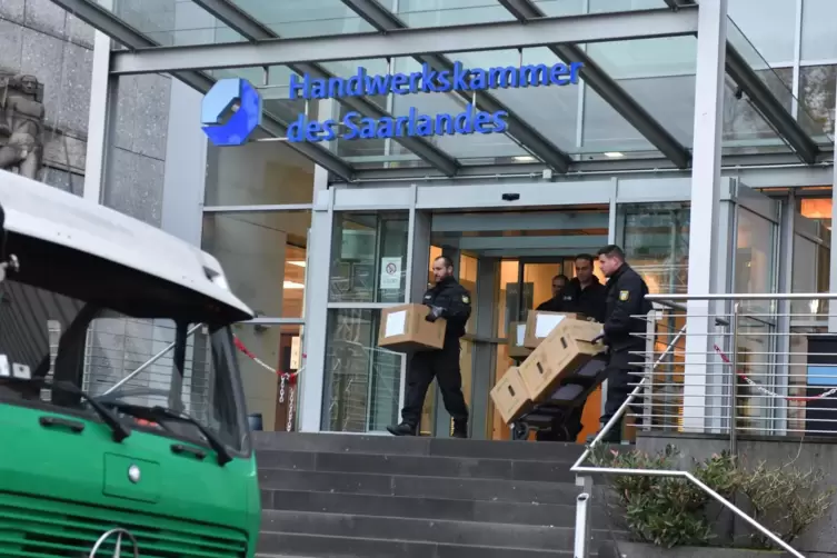 Im November 2022 durchsuchten Polizisten die Räume der Handwerkskammer in Saarbrücken und nahmen Unterlagen in Kartons mit. 
