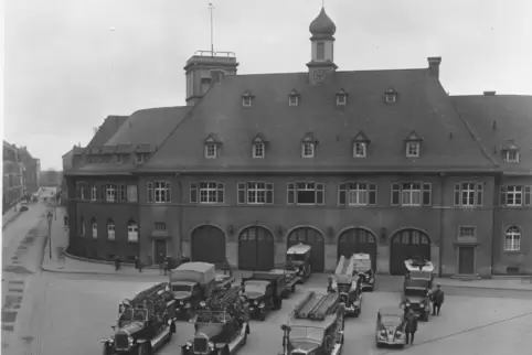1939: Die Werkfeuerwehr präsentiert sich vor der Feuerwache Süd.