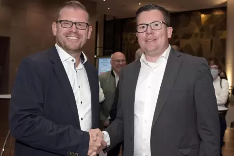 Handschlag nach der Bundestagswahl, als Christian Schreider das Direktmandat für die SPD gewann und sich gegen Torbjörn Kartes (