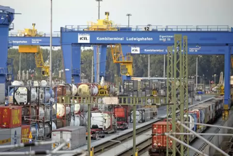 Das Kombiterminal auf dem BASF-Gelände wäre nicht an die beiden linksrheinischen Varianten für die Neubaustrecke Mannheim–Karlsr