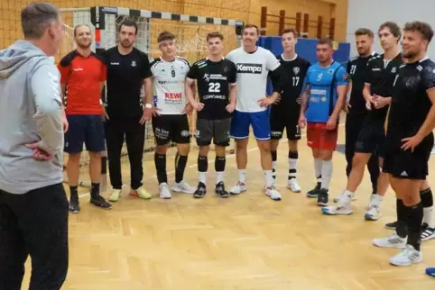 Trainer Thomas Weber ruft seine Mannschaft zusammen.