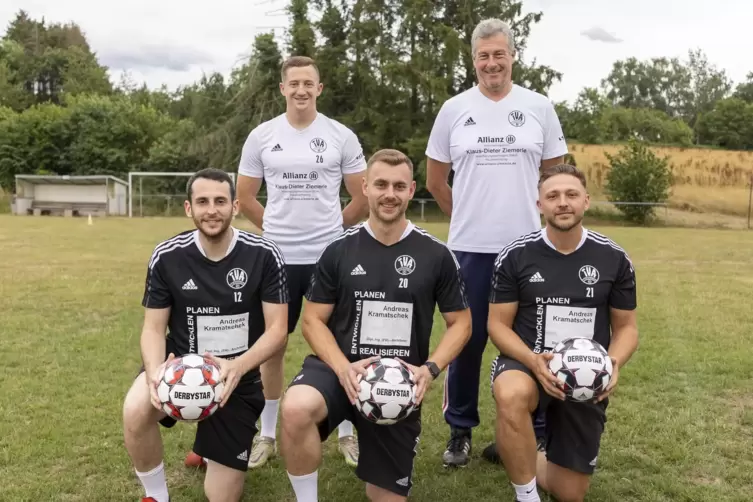 Trainer Janik Greinert (hinten links) und Co-Trainer Michael Greinert (hinten rechts) mit den neuen Spielern beim TV Althornbach