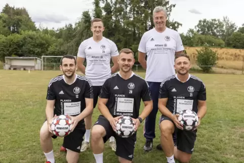 Trainer Janik Greinert (hinten links) und Co-Trainer Michael Greinert (hinten rechts) mit den neuen Spielern beim TV Althornbach