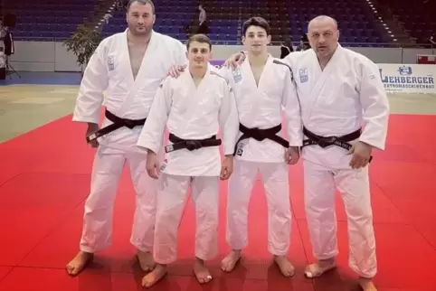 Georgier unter sich: von links Onise Bughadze, Irakli Kupatadze, Tengo Zirakashvili und Teimuraz Tsimakuridze. Es fehlt Dimitri 