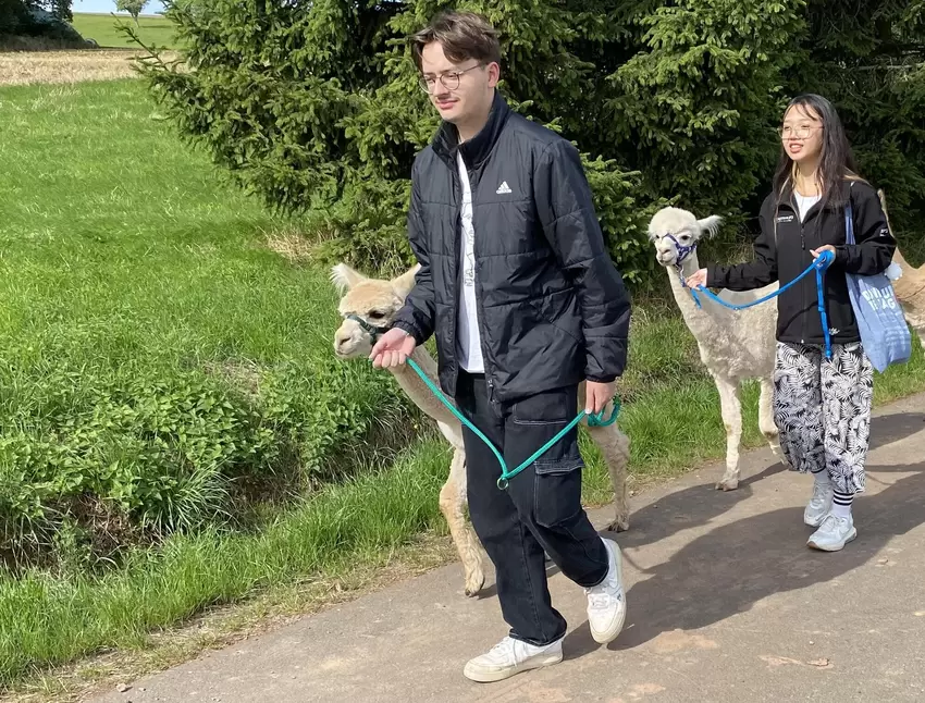 Aber die Teilnehmer (hier Tom und Flora Hochstätter) halten sich vorbildlich an die Anweisungen und gehen behutsam mit den Tiere