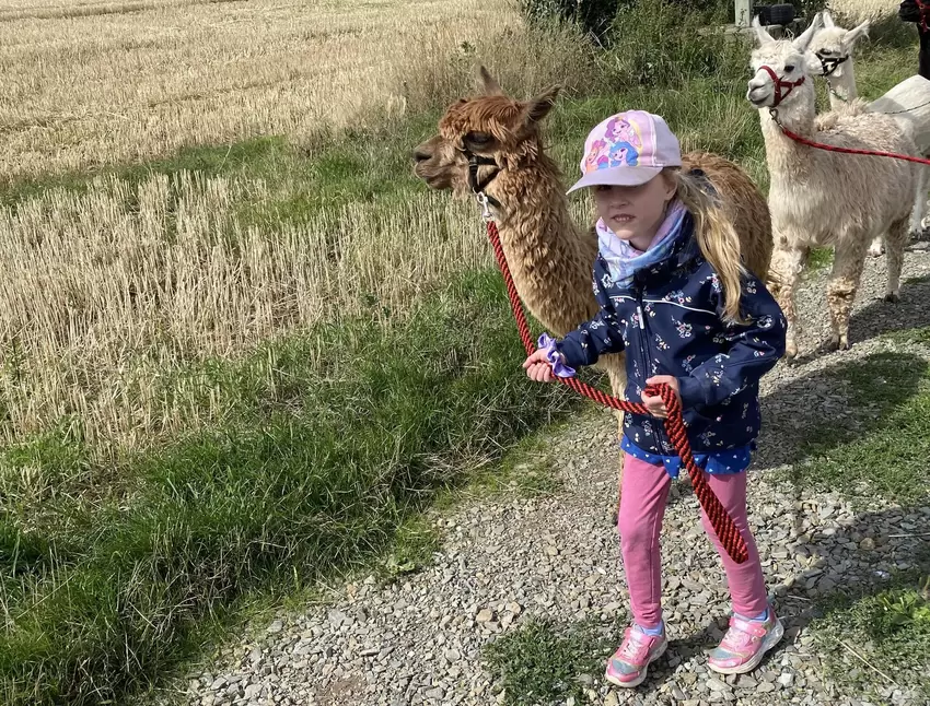 Auch die Kinder machen ihre Sache als Führer ausgezeichnet. Ob Magdalena (6) ...