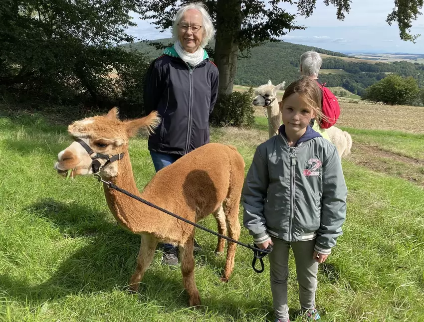 ... oder Julia (9) mit Großmutter Monika Berndt – alle haben ein gutes Händchen für die Alpakas.