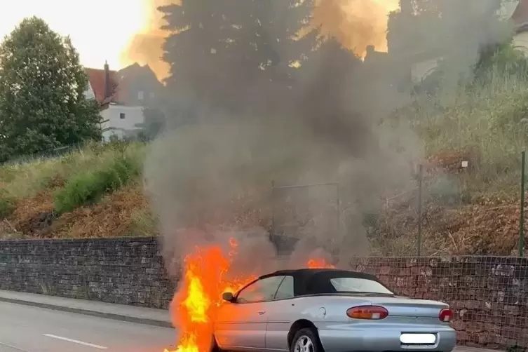 Die Flammen schlugen aus dem Motorraum des Cabriolets. 