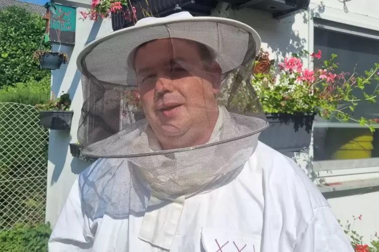 Alexander H&uuml;ter ist Hobbyimker und hat einen Kurs zum Wespen- und Hornissenberater absolviert. 