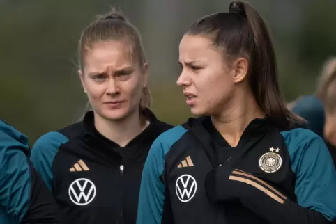 Nationalspielerin Lena Oberdorf (rechts) ist schon zu einer gut vermarktbaren Figur im Frauenfußball geworden. Teamkollegin Sjoe