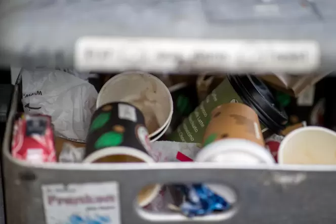 Jede Menge Müll: Kaffeebecher und Essensverpackungen zu reduzieren, das ist das Ziel einer gesetzlichen Verordnung. Doch in der