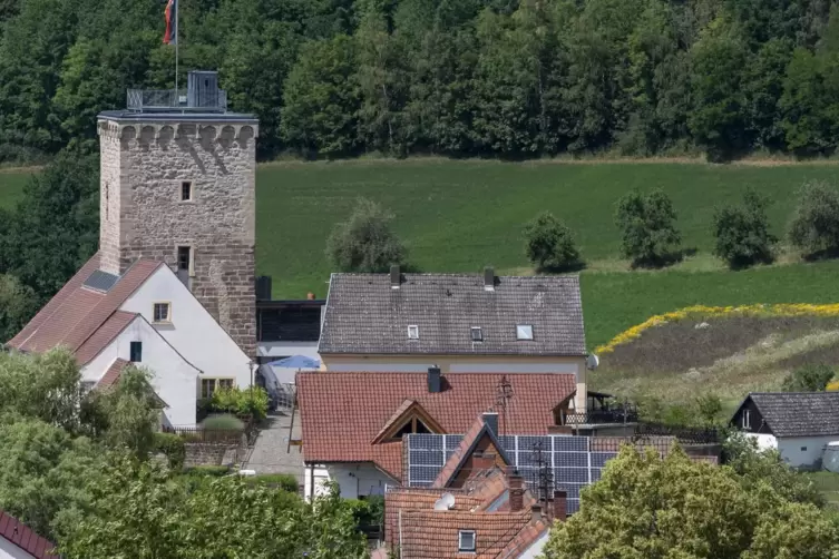 Der aufragende Turm der Wasserburg am Odenbach. 