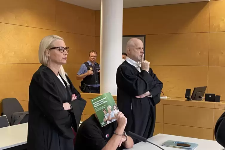 Der Angeklagte (sitzend) kurz vor der Urteilsverkündung mit seiner Anwältin Josipa Salm-Francki und seinem Anwalt Sven Theobald.