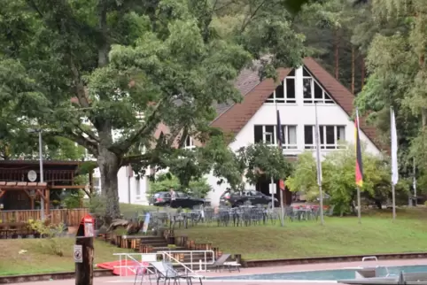 Pool und Biergarten laden in den Sommermonaten zum Feierabend immer Mittwochs ein, im Hintergrund die Mehrzweckhalle.