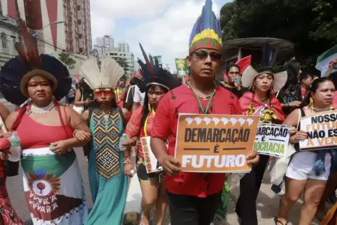 Ihr Protest fruchtete wenig: indigene Menschen in Belem bei einer Kundgebung zum Schutz des Amazonasgebiets.