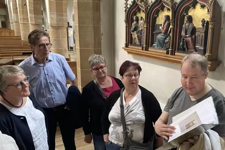R&uuml;diger Ehrsam (rechts) erl&auml;utert den Altarraum der Jakobuskirche.