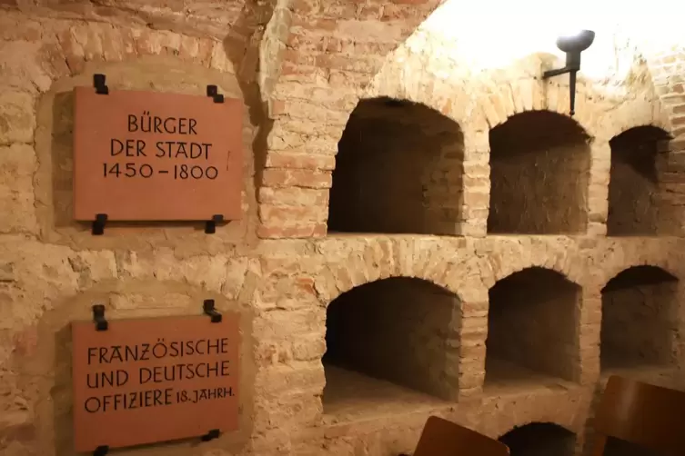  Die Sargnischen der Krypta waren fast alle leer. Gefundene Gebeine sp&auml;ter in vier Kammern bestattet.