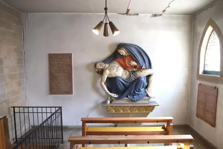 Wo jetzt der Zugang zur Krypta ist, war fr&uuml;her der Heizraum der Kirche. 