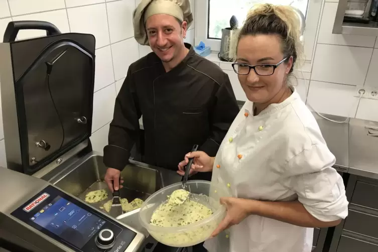 Kocht seit drei Jahren mit viel Spaß in der Küche der Ebertsheimer Kita: Der 37-jährige Angelo Parrotta, alias „de italienische 