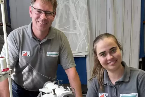 Gardinennähen als Aufgabe: Julia Sophie und Ralf Vowinkel. 
