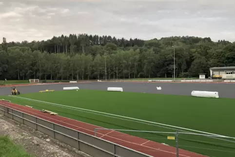 Am Dienstag hat die Firma Schmitt im Rockenhausener Stadion Obermühle mit dem Aufbringen des Kunstrasens begonnen. Am Dienstag hat die Firma Schmitt im Rockenhausener Stadion Obermühle mit dem Aufbringen des Kunstrasens begonnen.